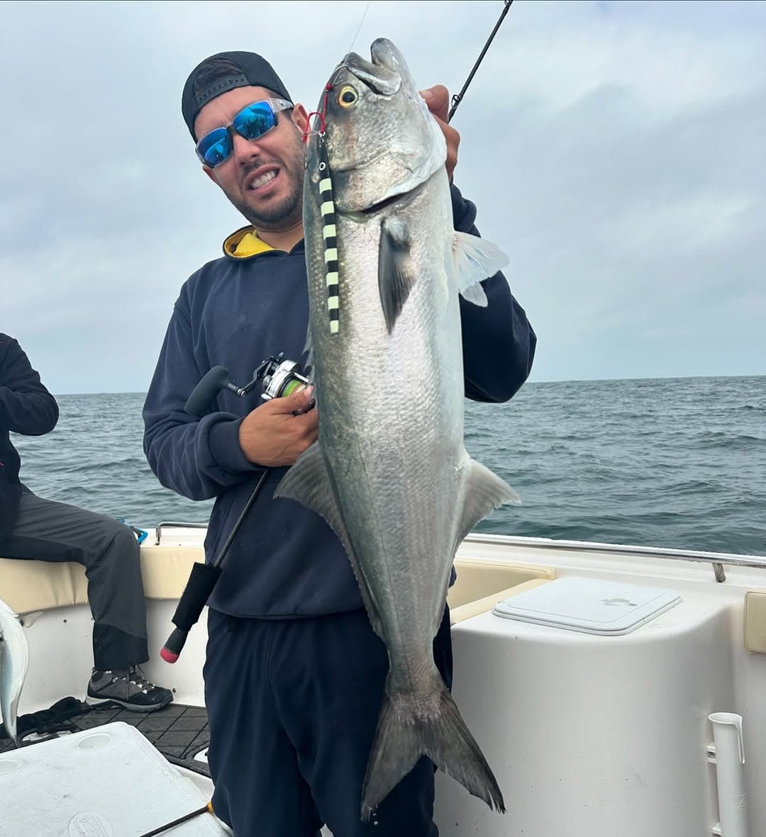 Pescador com Bluefish usando NS Hybrid 150g