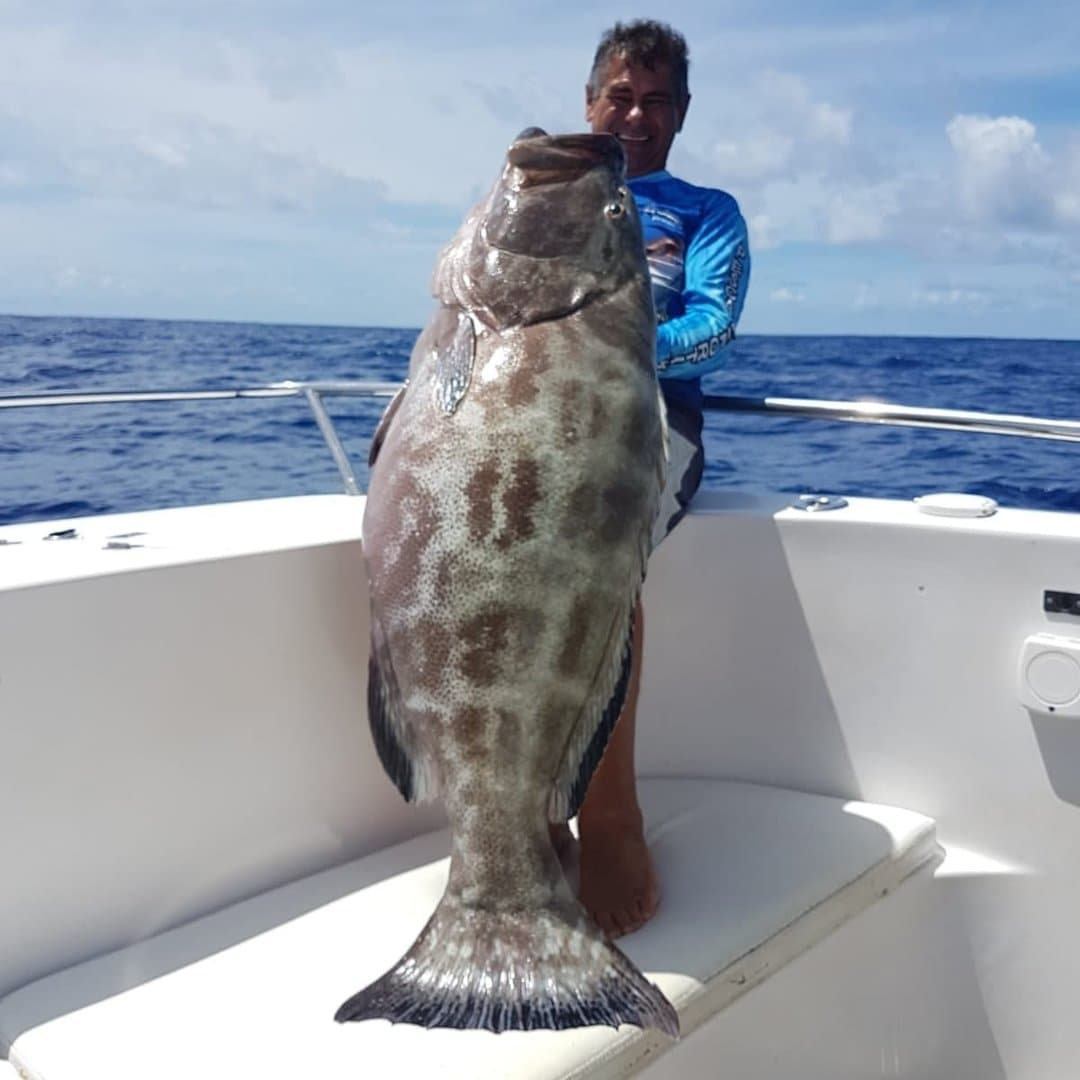 Pescador com Garoupa gigante